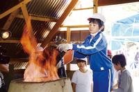 大東・「砂鉄川たたら製鉄学習館」で大原小児童が製鉄実習