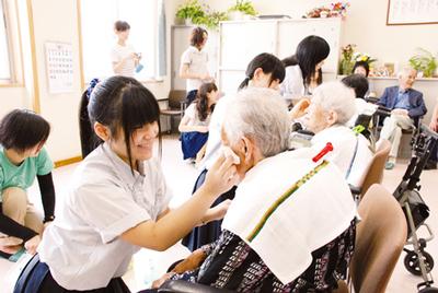 青年たちと高校生ボランティアが行った「敬老の日　お化粧プレゼント」