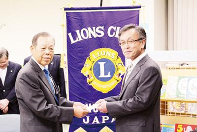 及川館長に目録を手渡す千葉会長（左）