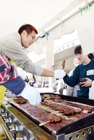 会場には「いわて南牛」を味わおうと、多くの人が詰め掛けた