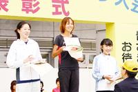 表彰台の小川ミーナ選手