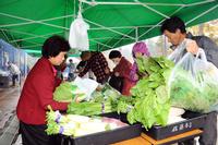 地元産の野菜や郷土料理の販売コーナー