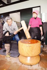 餅つきをした地元本寺の佐々木志温くん