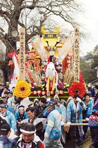 武者人形を飾った山車の袰祭り
