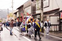 折壁町内を練り歩く「荒馬先陣」と「袰祭り」