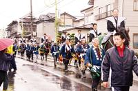 折壁町内を練り歩く「荒馬先陣」と「袰祭り」