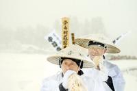 雪中、ホラ貝の重厚な響きがこだまする