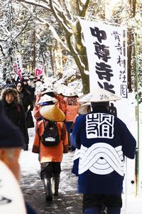 参道に続く急な坂道を登る