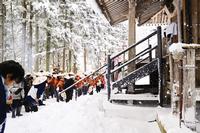 出発式が行われた駒形根神社