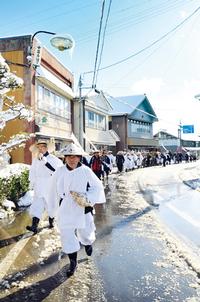 行列は平泉町内へ