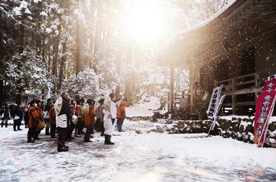 読経が響く経蔵前は、木漏れ日と風に舞う雪で幻想的な空間に