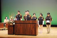 中学生海外派遣事業の体験を発表する藤沢中の生徒たち