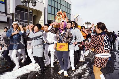 大町商店街を練り歩く大鏡餅神輿。