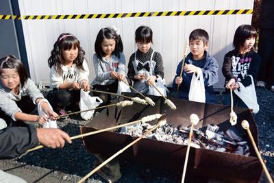 公民館まつりでパン焼き体験をする子どもたち