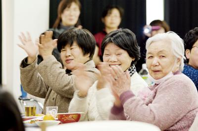 満面の笑みで拍手を送る避難者