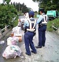 警察による市内の不法投棄場所の現場検証