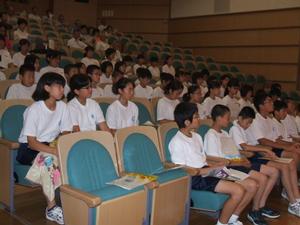 市長の講話を聴講する中学生