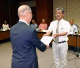 「まちづくり提言書」を浅井市長に手渡す河島議長（右）