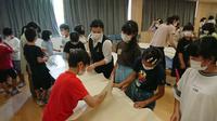 東山和紙学習。和紙の感触を確かめています。
