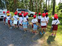 校外学習1年生、唐梅舘公園。先生の話をしっかり聞いています。