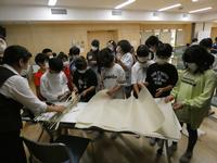 東山和紙学習。和紙やその材料を実際に触って確かめています。