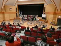 地域の皆さんに学習発表会の発表内容を披露しました。