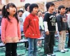 大東地域興田地区の5つの小学校が統合し「興田小学校」が開校。開校式では、児童が新しい校歌を元気に披露しました