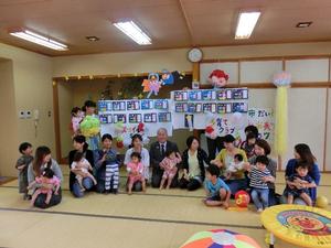 子育てサークル会員との記念撮影