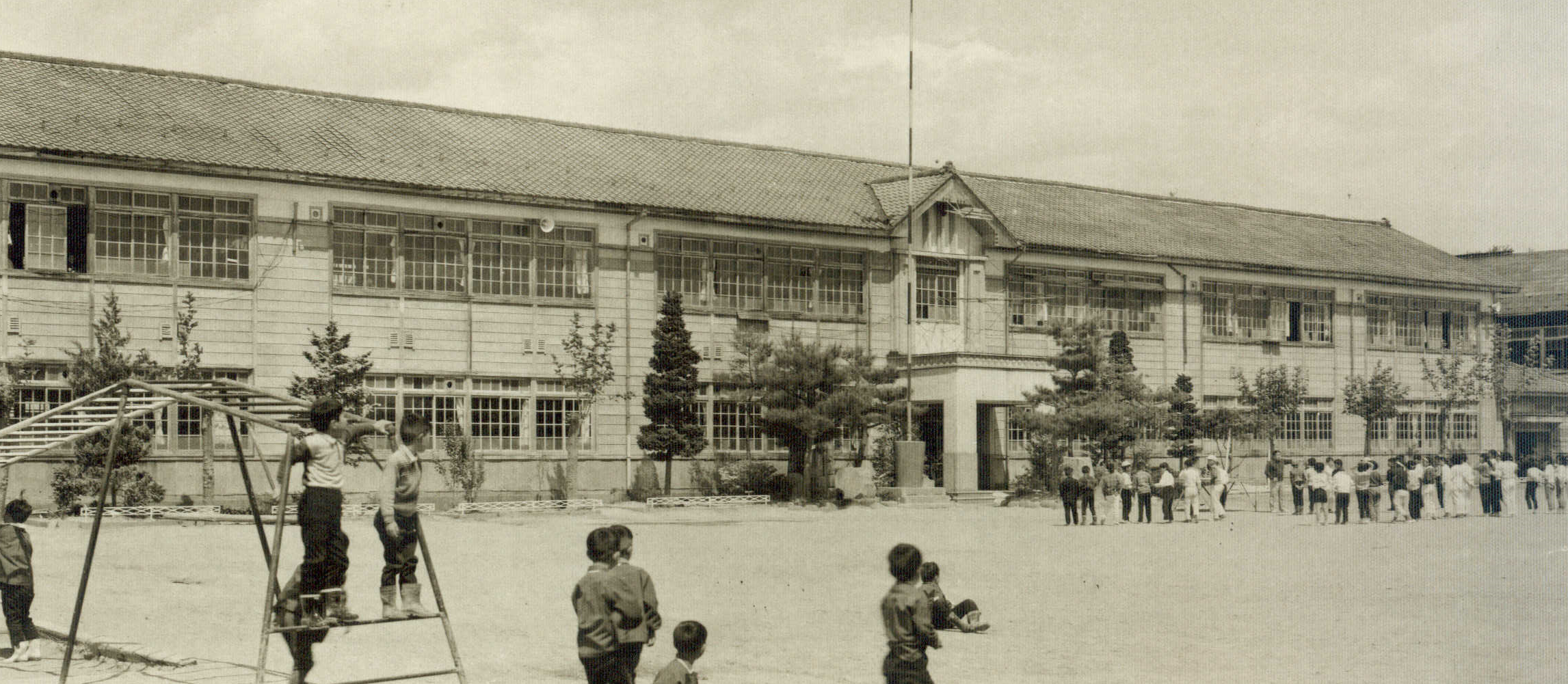 旧　永井小学校の児童と校舎