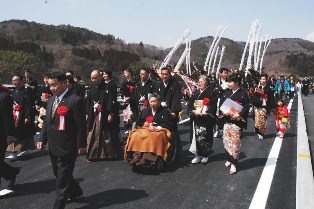 三代渡り初め、大木鹿踊りの演技などで祝った開通式