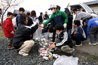 地区住民の理解と協力の下に集団回収に取り組む中条ＰＴＡ（赤荻）の皆さん