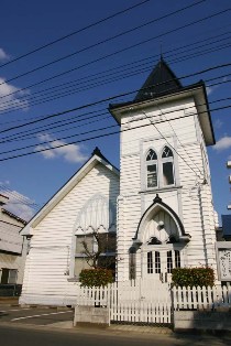 三角形アーチ意匠で飾られた日本基督教団一関教会