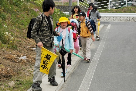 門崎小では週2回、地区ごとに班を編成し全校で集団下校を行っています。そのほか、遠距離通学児童や家で１人で留守番をする児童は学校前の「児童クラブ」で過ごし、家族の迎えを待つなど、さまざまな方策で“すきのない”安全な登下校が行われるよう地域が連携しています