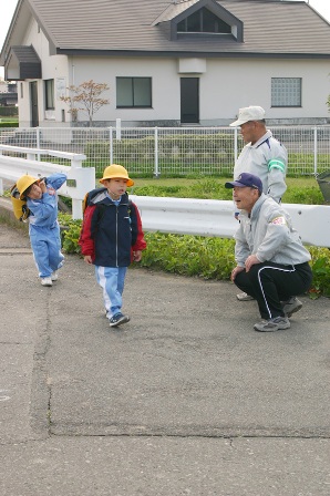 はぎっ子サポートチームは、親しく言葉を交わしながら、子どもたちと学校を支える“サポーター”