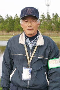 ほぼ毎日通りに立ち見守る平野勝さん