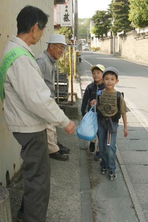 無理のないペースで行うのが長続きの秘けつ。新町長生会では75歳以下の会員が交代で下校時に見守っています