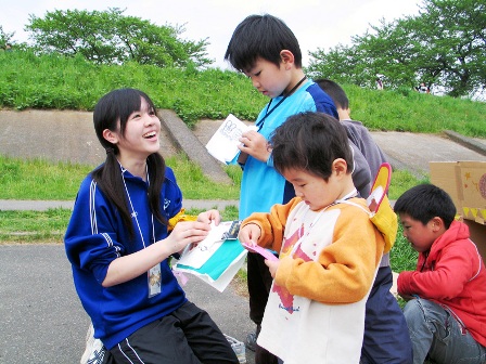 「子どもの森」で子どもたちはさまざまな遊びを体験。会員と高校生らボランティアスタッフがそれを笑顔で支えました。