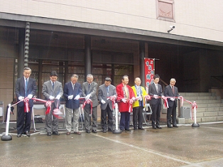 浅井市長もオープニングに駆け付け、１０年目の物産展参加を祝いました