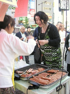 手作りソーセージの焼けるにおいにひかれたお客さんでズラリと行列ができました