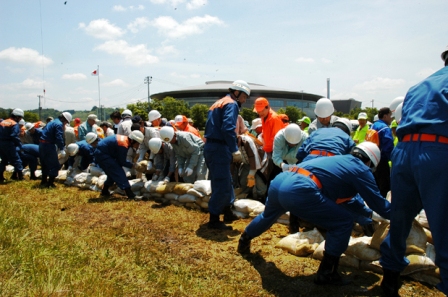 水防計画に基づき6月2日、一関遊水地周囲提で市水防訓練が催され、水防隊（消防団）や関係機関、自主防災組織が連携し、出水期を前に水防体制の充実強化を確認。北上川下流の石巻市でも同日行われ、両市長がメッセージを交換しました