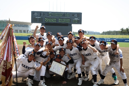 決勝戦終了後、喜びを爆発させる一高ナイン（写真提供・同部OB三浦仁さん（三浦写真館））