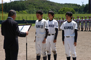 準優勝の表彰を受ける選手たち（写真提供・岩手日日新聞社）