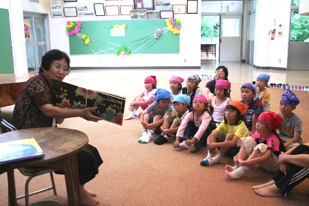 6月22日、清田小で行われたおはなし会では「こぶじいさま」などを読み聞かせ。子どもたちが食い入るように見つめます