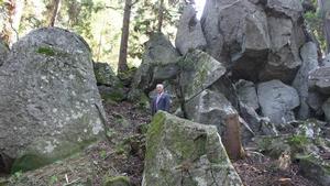 立石神社の巨大な岩を視察