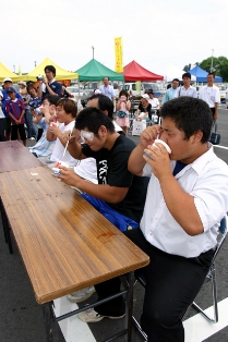 みちのくプロレスのレスラーも参戦。それぞれが冷たさと、押し寄せるこめかみの痛みに耐えつつ果敢に挑んだ「かき氷早食い大会」