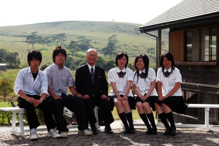 室根山の中腹、目の前にのどかな牧野が広がるすばらしい環境の中で親しく意見を交わした浅井市長と高校生の皆さん