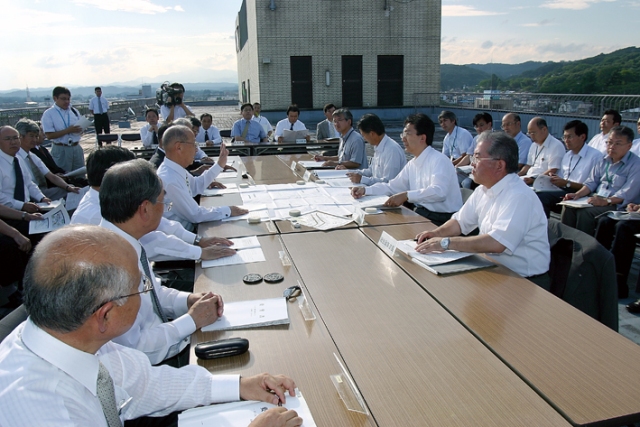 達増知事（右側前列手前から２人目）に、市が抱える諸課題について要望しました