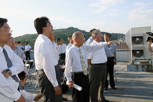 屋上から磐井川を望み、堤防改修などを説明しました