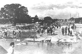 磐井橋地主町側、水天宮前の大ケヤキ（左奥）は47名の命を救いました（アイオン台風）