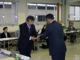 第3回審議会で、審議会会長の菅原博明一関中校長(右)から、藤堂教育長に答申書が手渡されました。